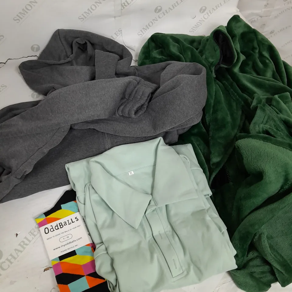 BOX OF APPROXIMATELY 25 ASSORTED CLOTHING ITEMS TO INCUDE - JACKET  , HOODIE ,SOCKS   ETC