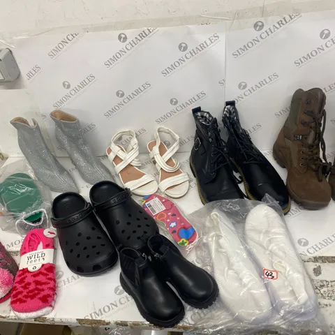 BOX OF 25 ASSORTED FOOTWEAR ITEMS TO INCLUDE: INSOLES, SOCKS, CROCS, F&F HEELS, YDS BOOTS ETC
