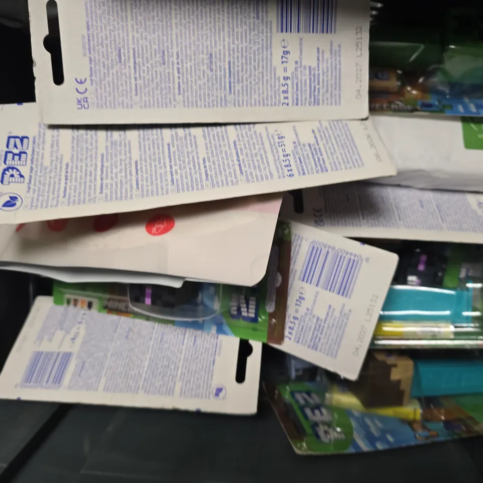 APPROXIMATELY 13 ASSORTED FOOD & DRINK ITEMS TO INCLUDE - PACT COFFEE CREAM ESPRESSO, COW & GATE INFANT MILK , PEZ MINECRAFT ETC
