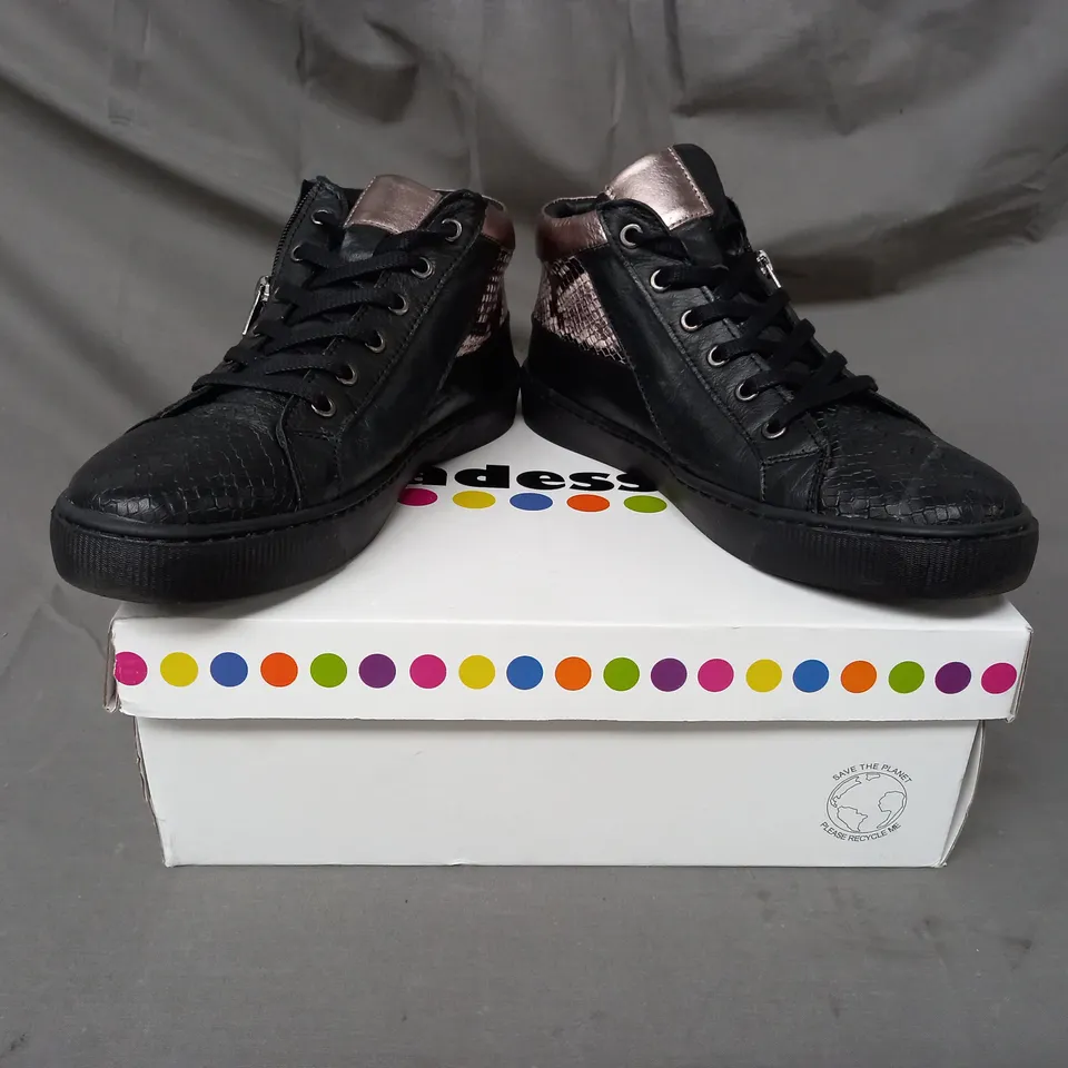 BOXED PAIR OF ADESSO LUNA ZIP TRAINERS IN BLACK SIZE 6