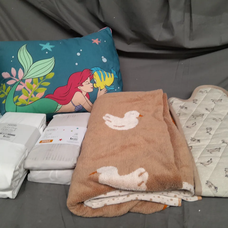 LARGE BOX OF ASSORTED ITEMS TO INCUDE OVEN GLOVES, BED SHEETS AND TOWELS