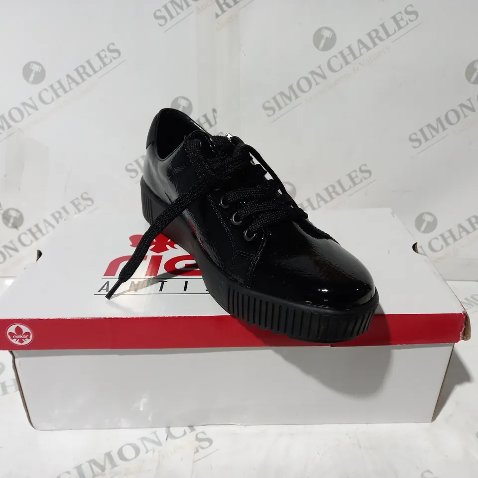 BOXED PAIR OF RIEKER TRAINERS WITH ZIP IN BLACK UK SIZE 6.5