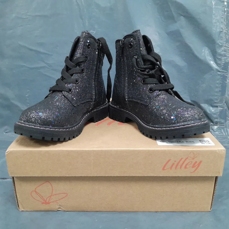 BOXED PAIR OF LILLEY KID'S ANKLE BOOTS IN BLACK W. MULTICOLOUR GLITTER SIZE 12