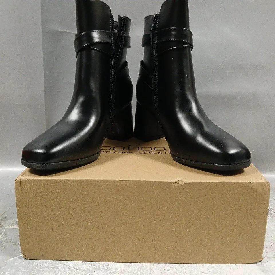 BOXED PAIR OF BOOHOO BLOCK HEEL ANKLE BOOTS IN BLACK SIZE EU 37