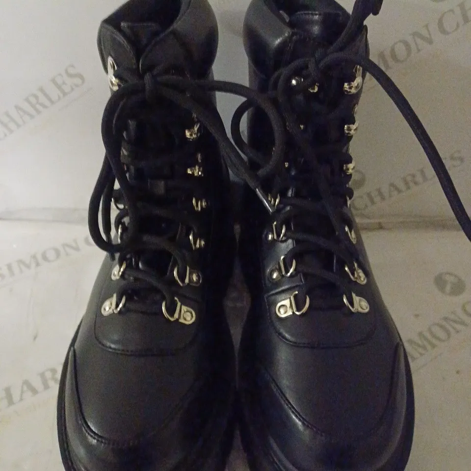 PAIR OF KOI WOMEN'S HYDRA ALL BLACK MATRIX PLATFORM BOOTS SIZE 6
