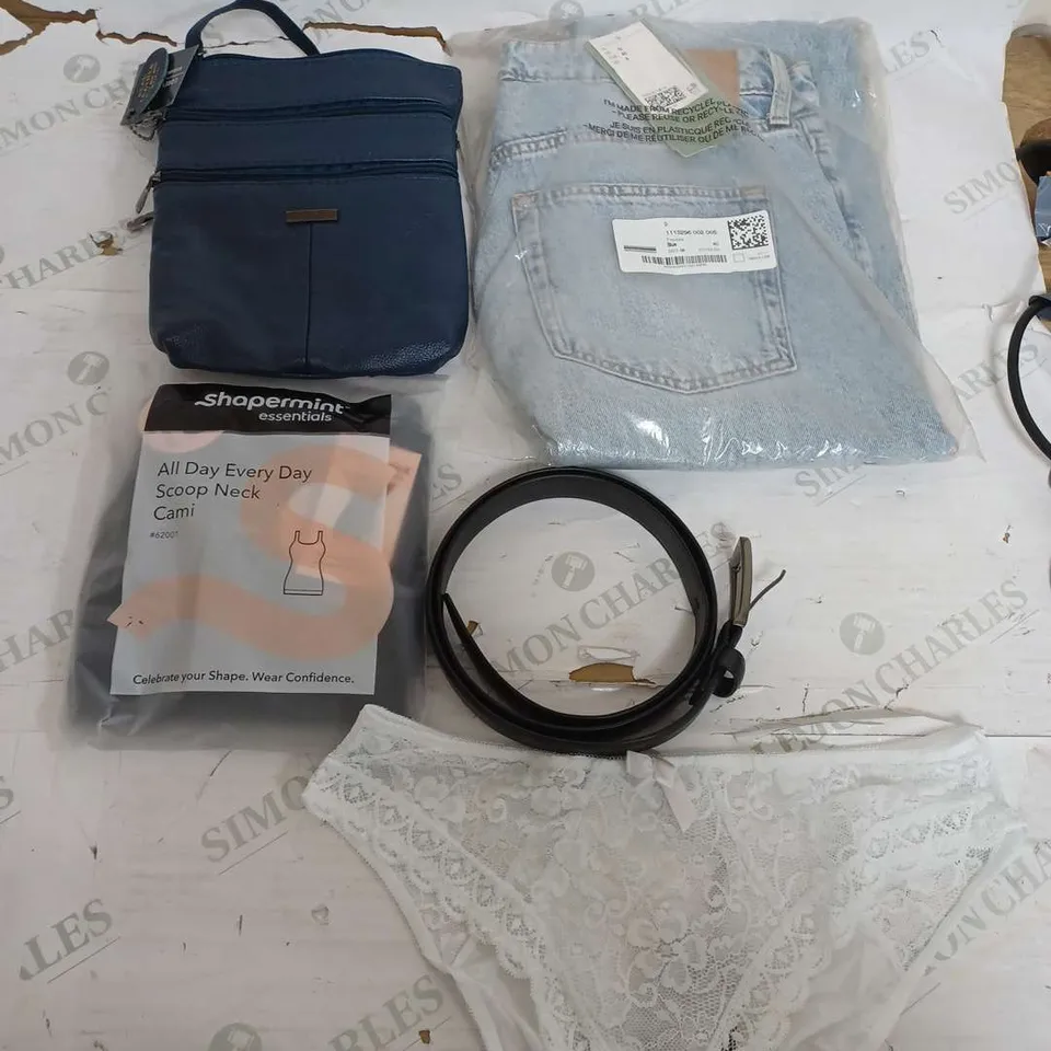 BOX OF APPROXIMATELY 22 ASSORTED CLOTHING ITEMS TO INCLUDE - BELT , JEANS , BAG ETC