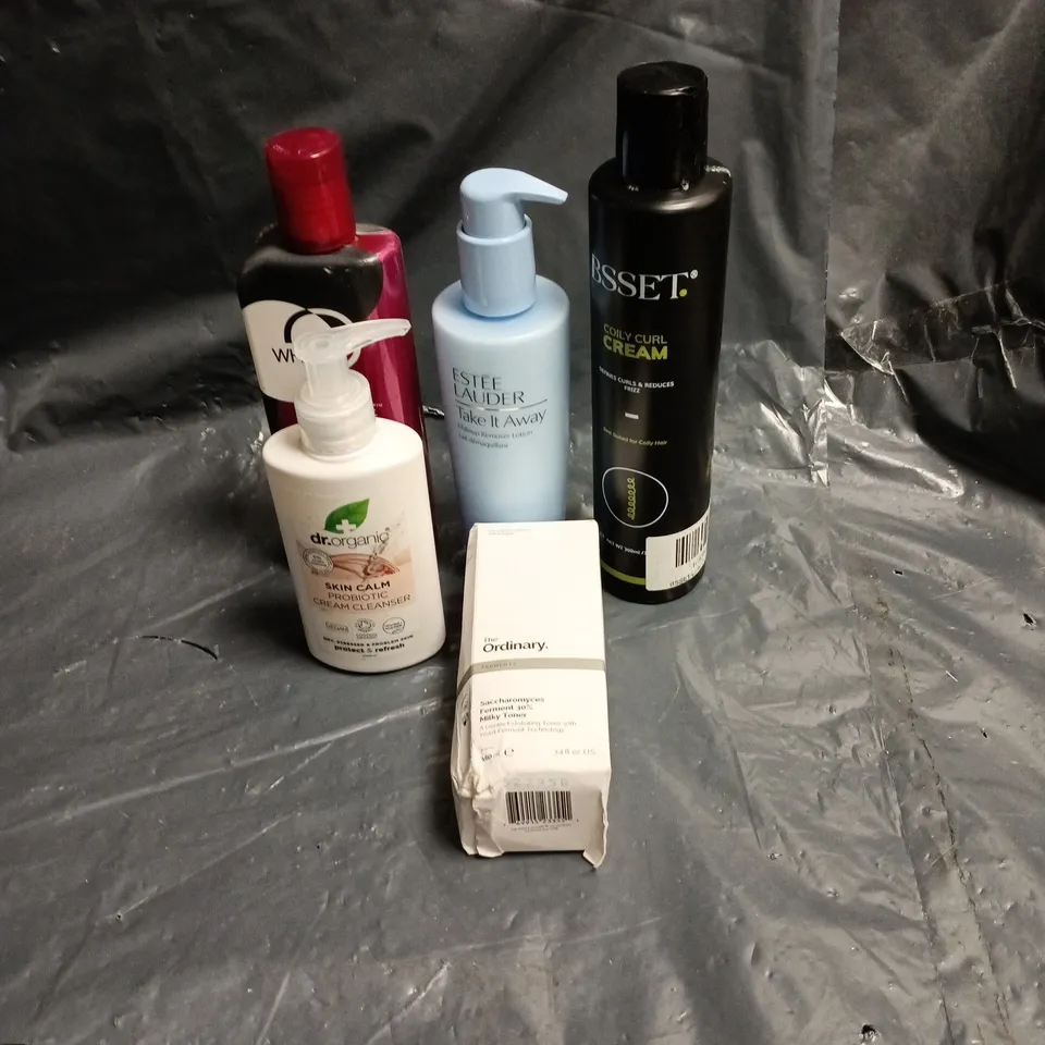 APPROXIMATELY 15 ASSORTED ITEMS OF COSMETICS INCLUDING BSSET COILY CURL CREAM, ESTEE LAUDER MAKE UP REMOVER, DR SKIN SKIN CALM CLEANSER AND THE ORDINARY MILK TONER