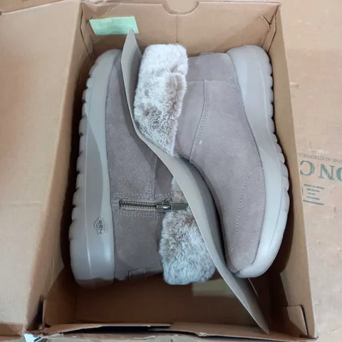 SKETCHERS ON THE GO CHUG BOOT SIZE 5 