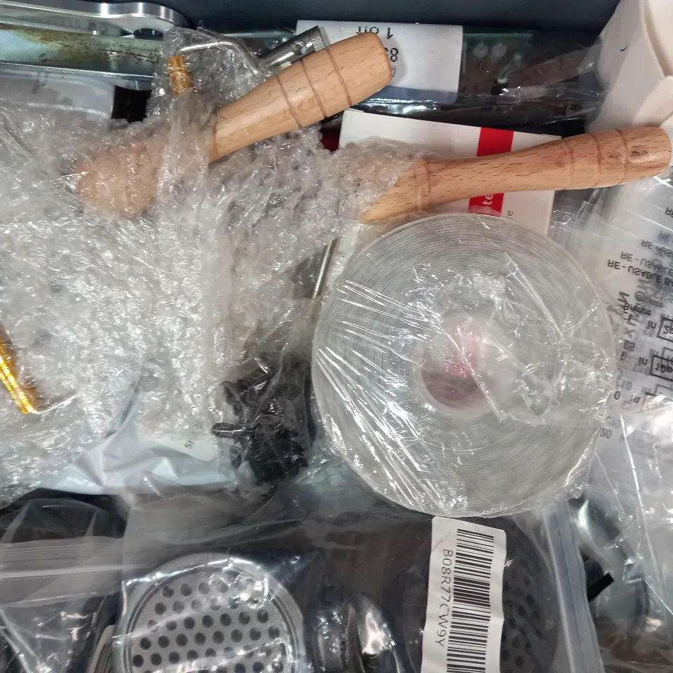 LOT OF APPROXIMATELY 10 ASSORTED HOUSEHOLD ITEMS TO INCLUDE BIN LINERS, LAUNDRY EGG REFILL PELLETS, GORILLA GLUE, ETC