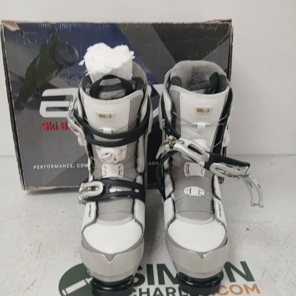 APEX ML-3 SKI BOOTS – DEMO, WHITE/GOLD, MONDO 24.0