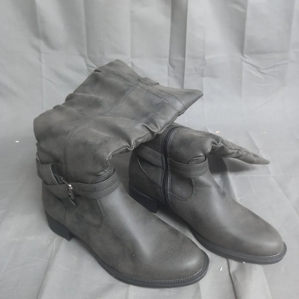 BOXED PAIR OF CARROU KNEE HIGH BLACK HEELED BOOTS SIZE 38