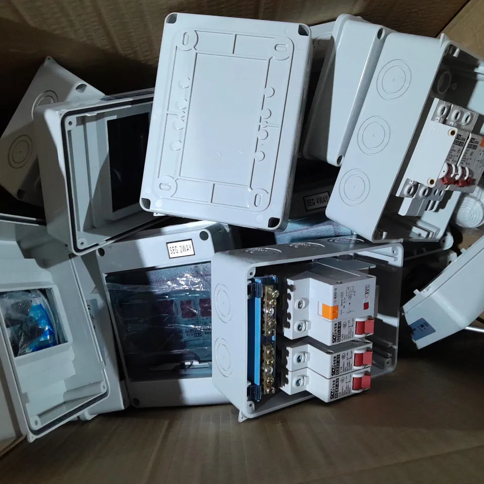 APPROXIMATELY 8 ASSORTED CONSUMER UNIT CIRCUIT BREAKER TO INCLUDE SEG 2WAY AND SEG 4WAY 