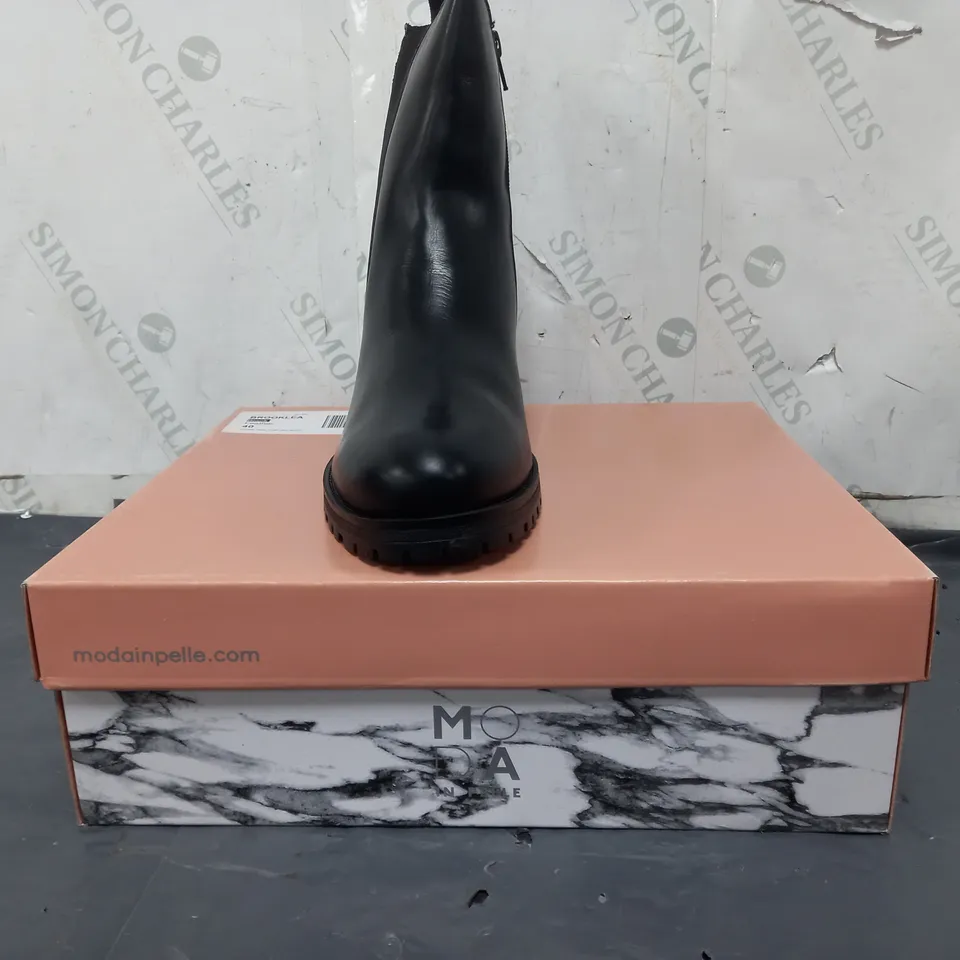 BOXED PAIR OF MODA IN PELLE CHUNKY HEEL CHELSEA BOOTS IN BLACK SIZE 7