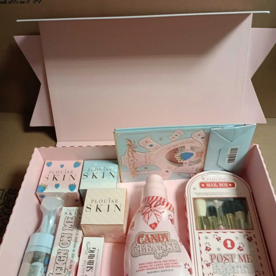 PLOUISE BATH AND BODY GIFT BOX TO INCLUDE WATER SPRAY, RICH CREAM AND MAKE UP BRUSHES