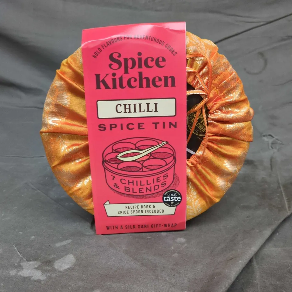 SPICE KITCHEN CHILLI SPICE TIN – GIFT-WRAPPED SPICE TIN WITH RECIPE BOOK & SPOON