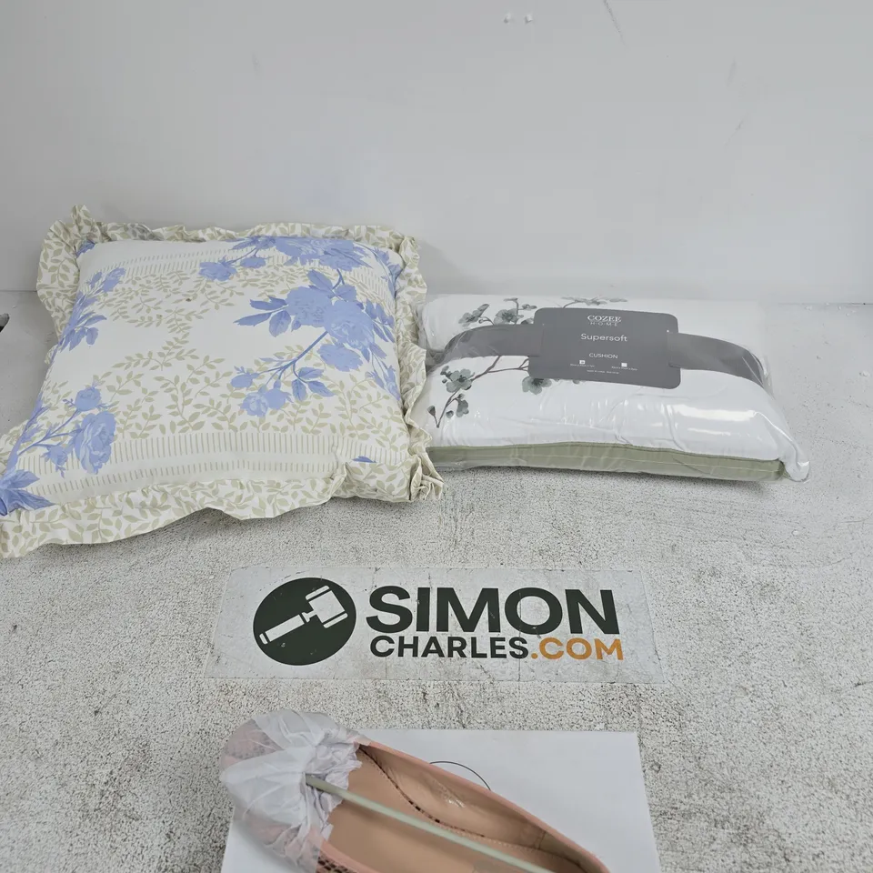 BOX OF APPROXIMATELY 5 ASSORTED ITEMS INCLUDING A COZEE HOME SUPERSOFT CUSHION, SPOT ON LADIES DOLLY SHOES AND SUPERSOFT BY COZEE HOME BORDEAUX REVERSIBLE CUSHION