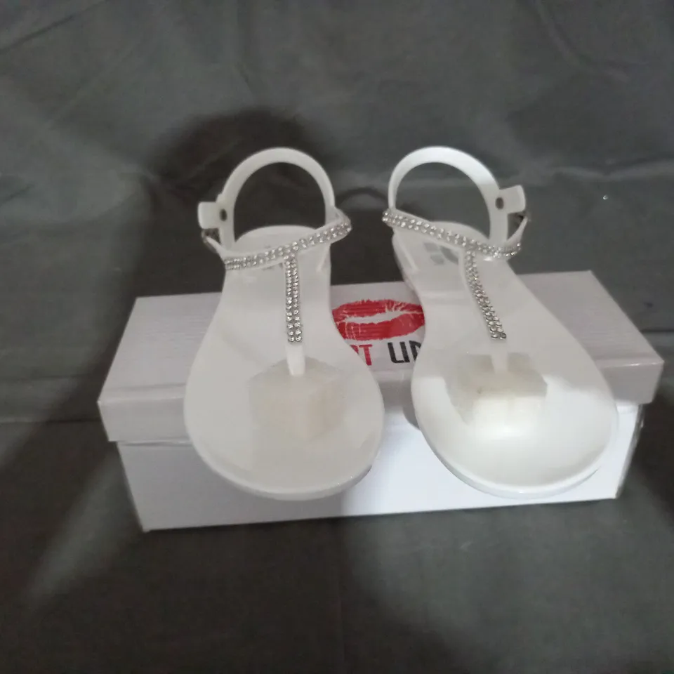 APPROXIMATELY 9 BOXED PAIRS OF HOT LIPS WHITE FLAT SANDALS IN VARIOUS SIZES TO INCLUDE SIZE 5  