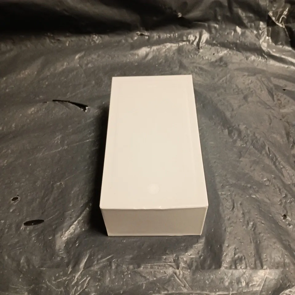 APPLE IPHONE 4.7-INCH – WHITE/SILVER BOXED WITH USB CHARGING CABLE