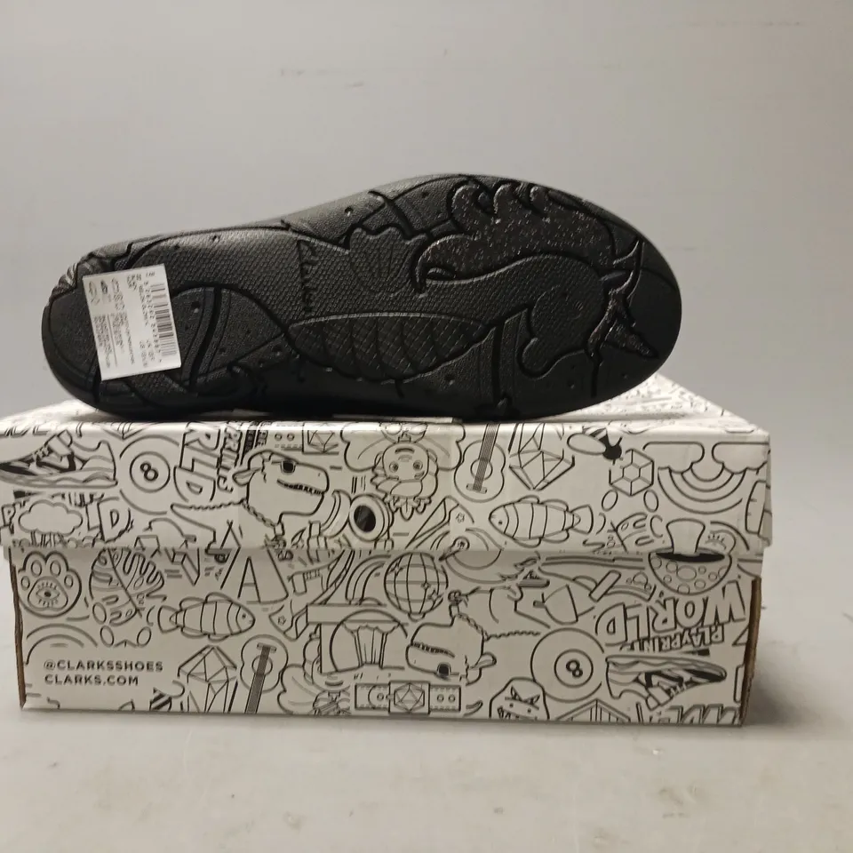 BOXED PAIR OF CLARKS PLAY PRINTS RELDA GLOW KIDS SHOES IN GLOSSY BLACK UK SIZE 13