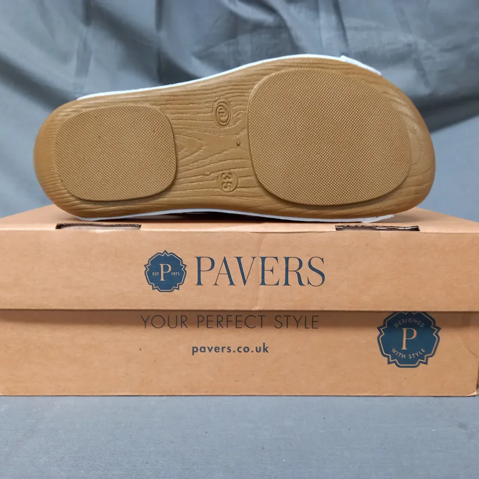 BOXED PAIR OF PAVERS OPEN TOE SANDALS IN WHITE EU SIZE 35