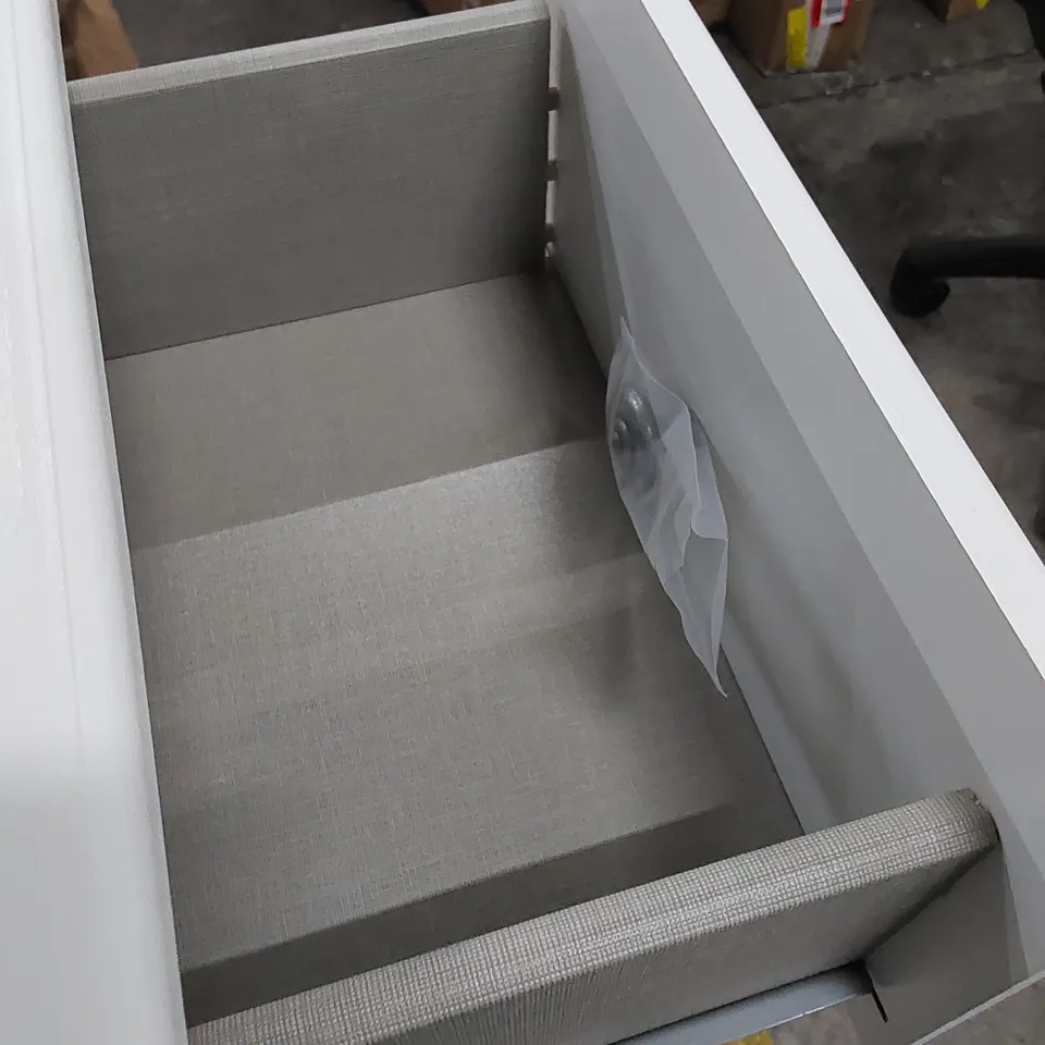 DESIGNER 4-DRAWER CHEST OF DRAWERS - WHITE