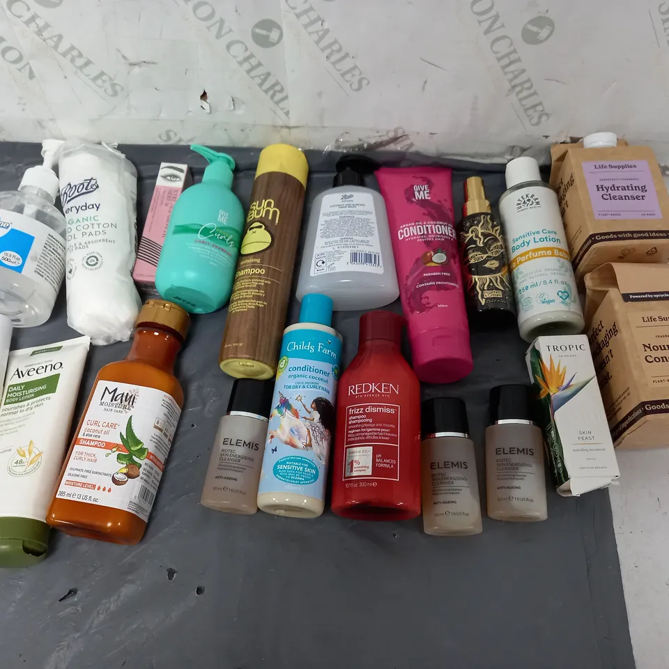 BOX OF APPROXIMATELY 12 ASSORTED COSMETIC ITEMS TO INCLUDE - LIFE SUPPLIES CONDITIONER - AVEENO MOISTURISER - GIVE ME CONDITIONER ETC. 