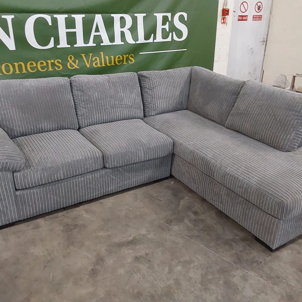 DESIGNER CORNER SOFA UPHOLSTERED IN GREY FABRIC 