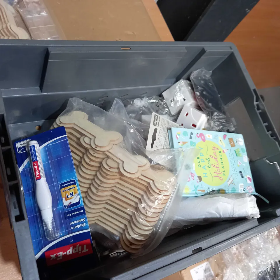 TOTE OF APPROXIMATELY 20 ITEMS TO INCLUDE A A5 DRAWING PAD, 7.5M TAPE MEASURE AND A SHOW PLATE KIT