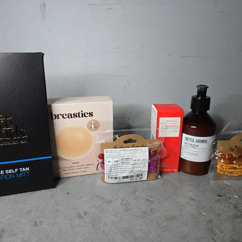APPROXIMATELY 12 ASSORTED ITEMS TO INCLUDE -  BONDI SANDS SELF TAN , BRACELET , NOTED AROMAS RIYADH ETC