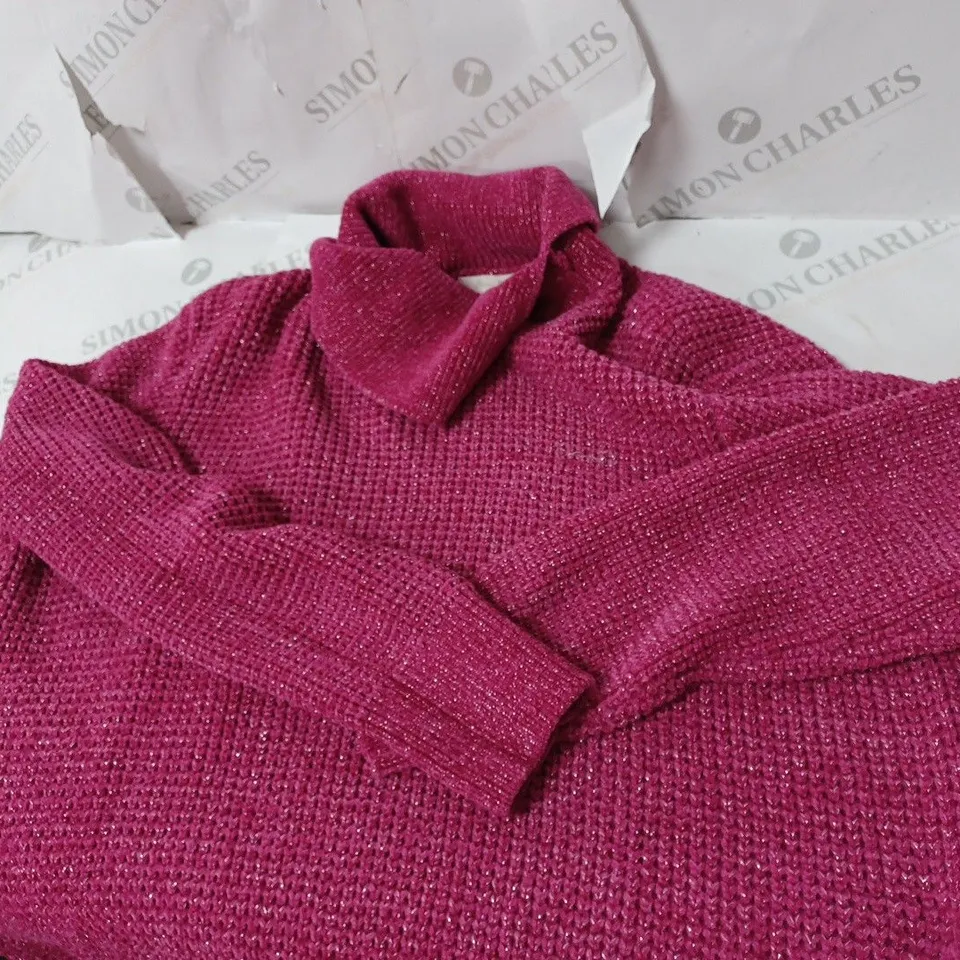 APPROXIMATELY 10 CLOTHING ITEMS INCLUDING: JUMPERS, TROUSERS, T SHIRTS AND JUMPSUITS 