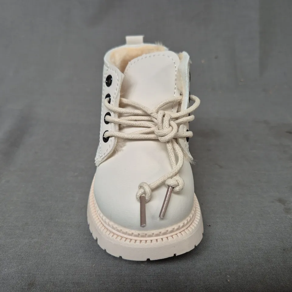 BOXED PAIR OF UNBRANDED KID'S ANKLE BOOTS IN WHITE EU SIZE 20