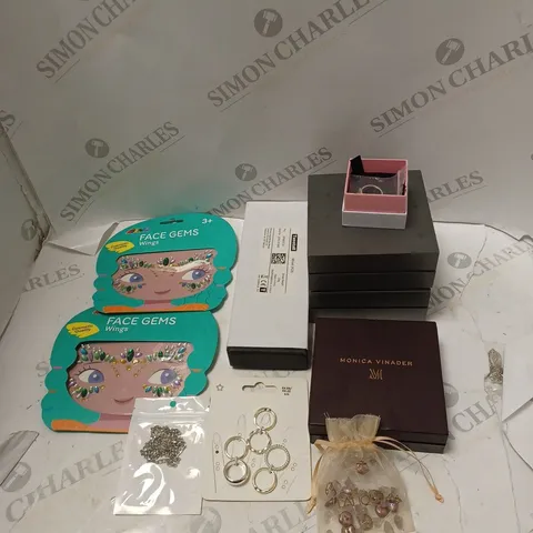 APPROXIMATELY 25 ASSORTED JEWELLERY ITEMS TO INCLUDE WATCHES, RINGS AND FACE GEMS