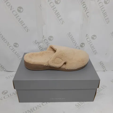 VIONIC FAUX FUR BEIGE LOAFERS SIZE 6