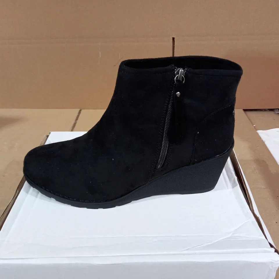 PAIR OF BOB'S SKECHERS TUMBLE WEED BOOTS BLACK - SIZE 7