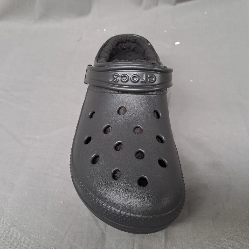 PAIR OF CROCS CLASSIC LINED CLOGS IN BLACK UK SIZE M8/W9