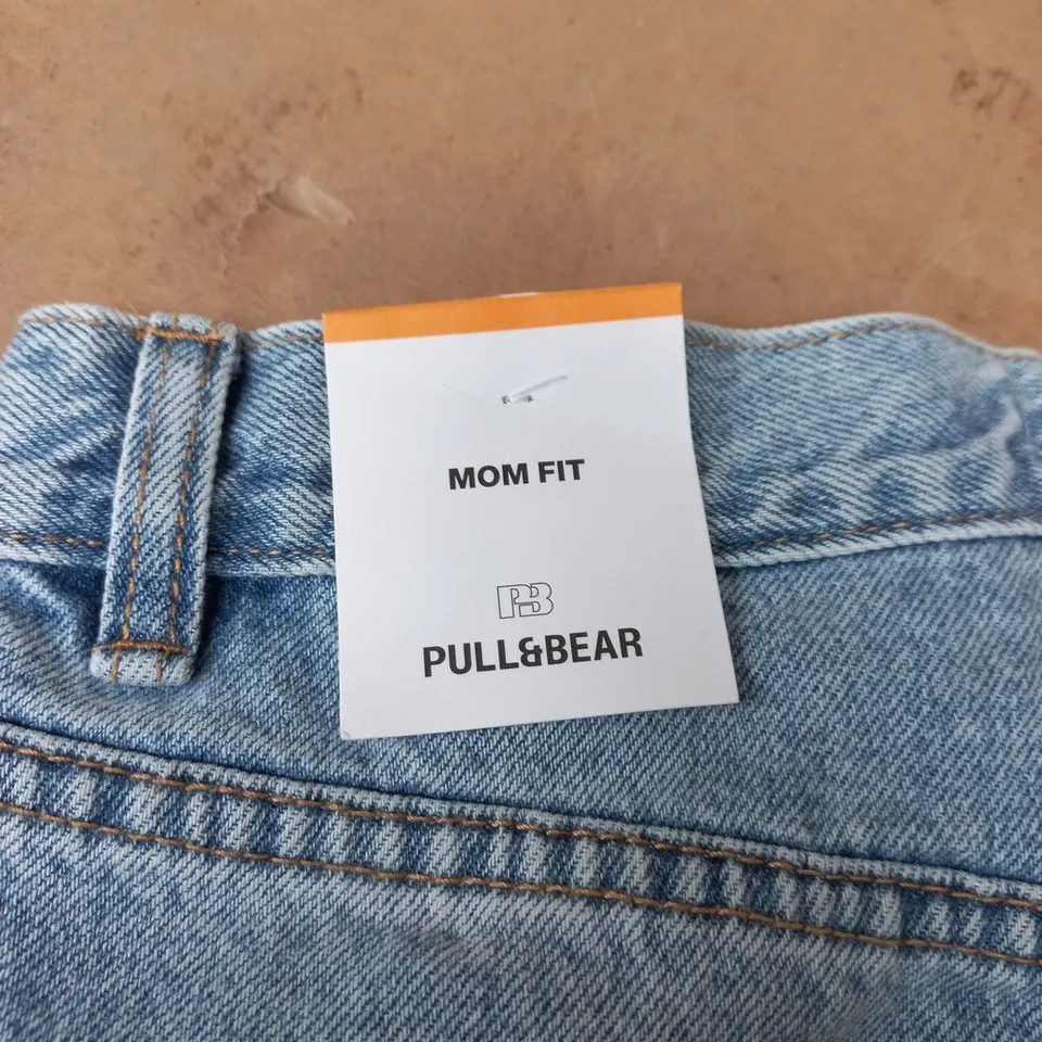 UK 10 PULL&BEAR MOM FIT DENIM SHORTS - LIGHT WASH, FRAYED HEM, EU 38