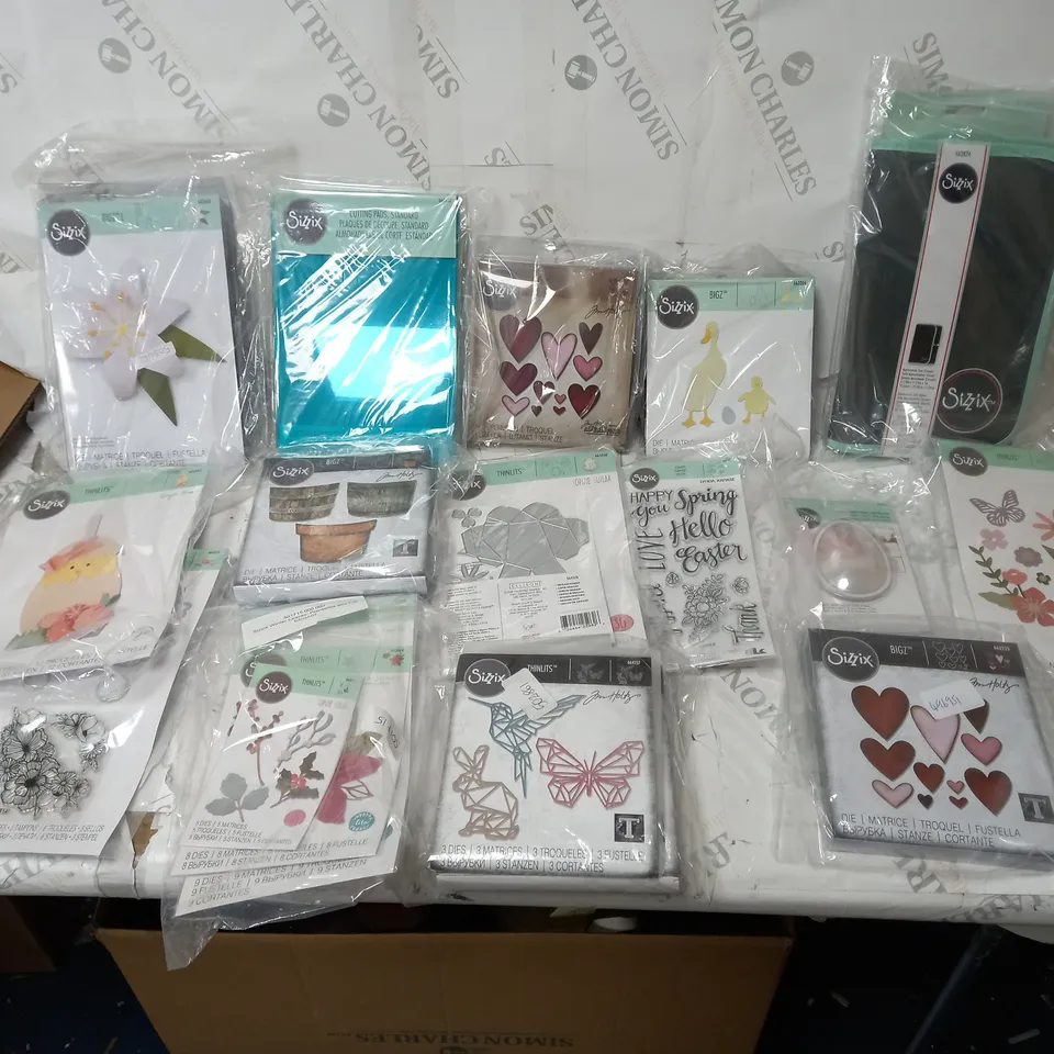 BOX OF APPROX 20 ASSORTED SIZZIX CRAFT ITEMS TO INCLUDE ACCESSORY BAG, CUTTING PADS, VARIOUS THINLITS, ETC.