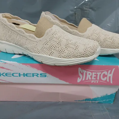 BOXED PAIR OF SKECHERS LOAFERS IN NATURAL SIZE 7