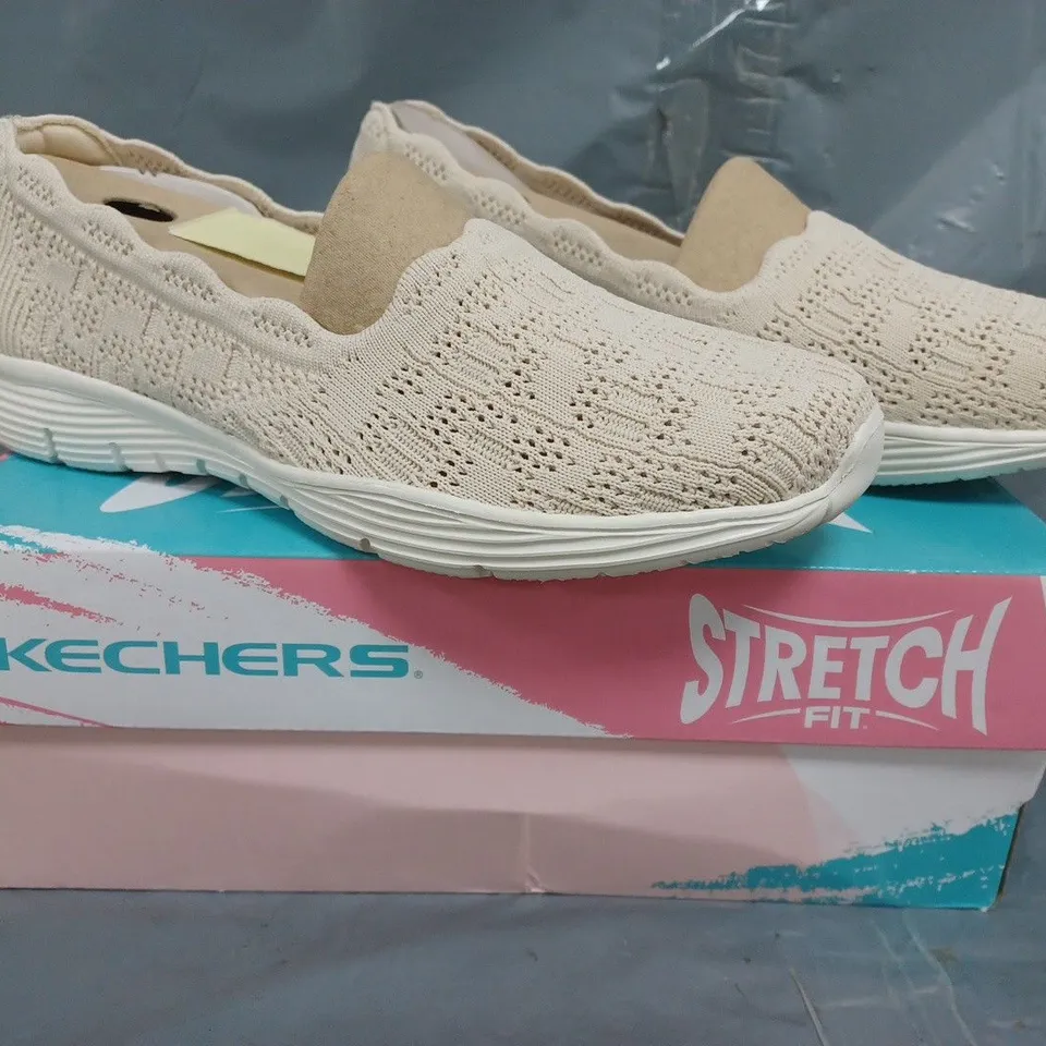 BOXED PAIR OF SKECHERS LOAFERS IN NATURAL SIZE 7