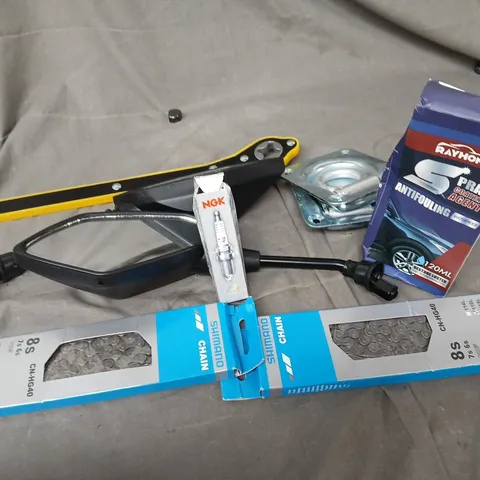 APPROXIMATELY 10 ASSORTED VEHICLE PARTS & ACCESSORIES TO INCLUDE SHIMANO CHAIN, WING MIRROR, SPARK PLUG, ETC - COLLECTION ONLY