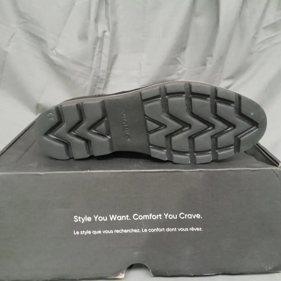 BOXED PAIR OF VIONIC LARSON LACE UP BOOTS IN BLACK SIZE 6