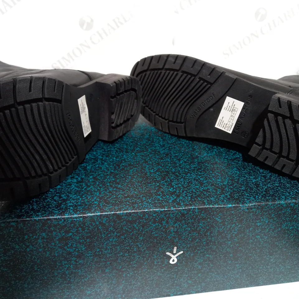 BOXED PAIR OF LEATHER BLACK BOOTS - SIZE 7