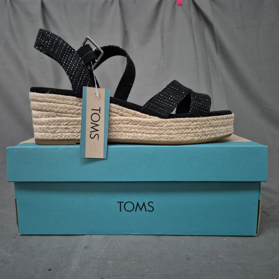 BOXED PAIR OF TOMS AUDREY OPEN TOE WEDGE SANDALS IN BLACK METALLIC LINEN STRIPE UK SIZE 6