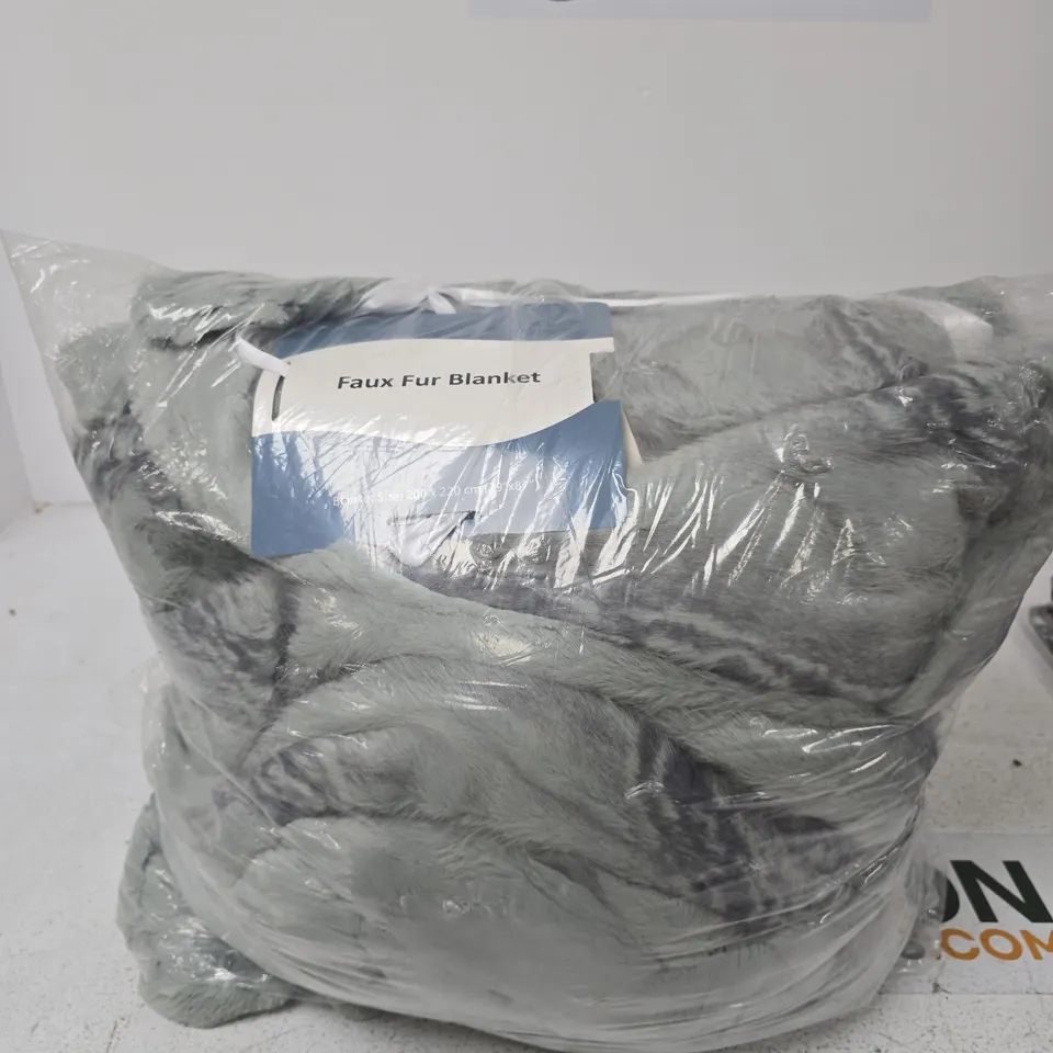 GREY FAUX FUR BLANKET – 200 X 220 CM