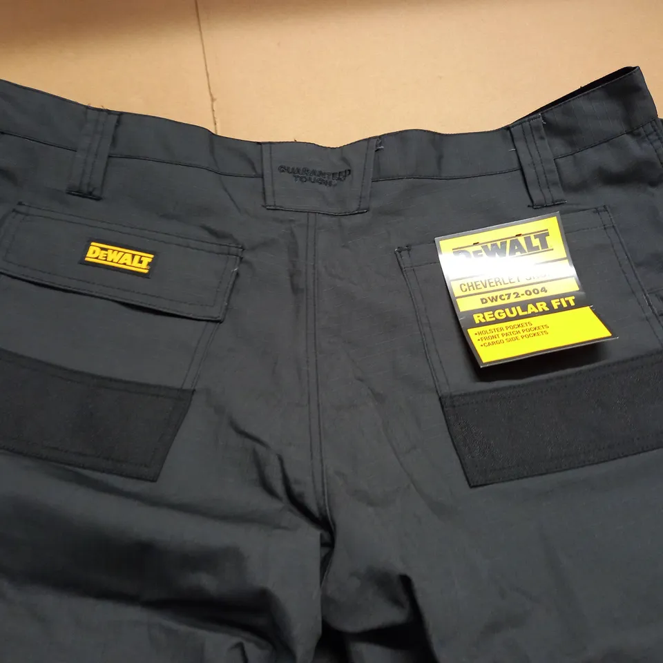 DEWALT GREY WORK SHORTS - 40