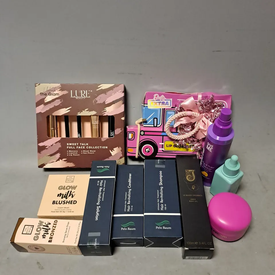 APPROXIMATELY 20 ASSORTED COSMETIC PRODUCTS TO INCLUDE - GIVE ME CURLS HAIR OIL - PELO BAUM HAIR REVITALIZING SOLUTION - LURE SWEET TALK FULL FACE MAKEUP COLLECTION - ETC