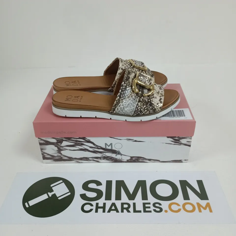 BOXED PAIR OF MODA IN PELLE ORGANTIA SLIP ON FLAT SANDALS WITH TRIM IN TAN LEATHER - SIZE 39