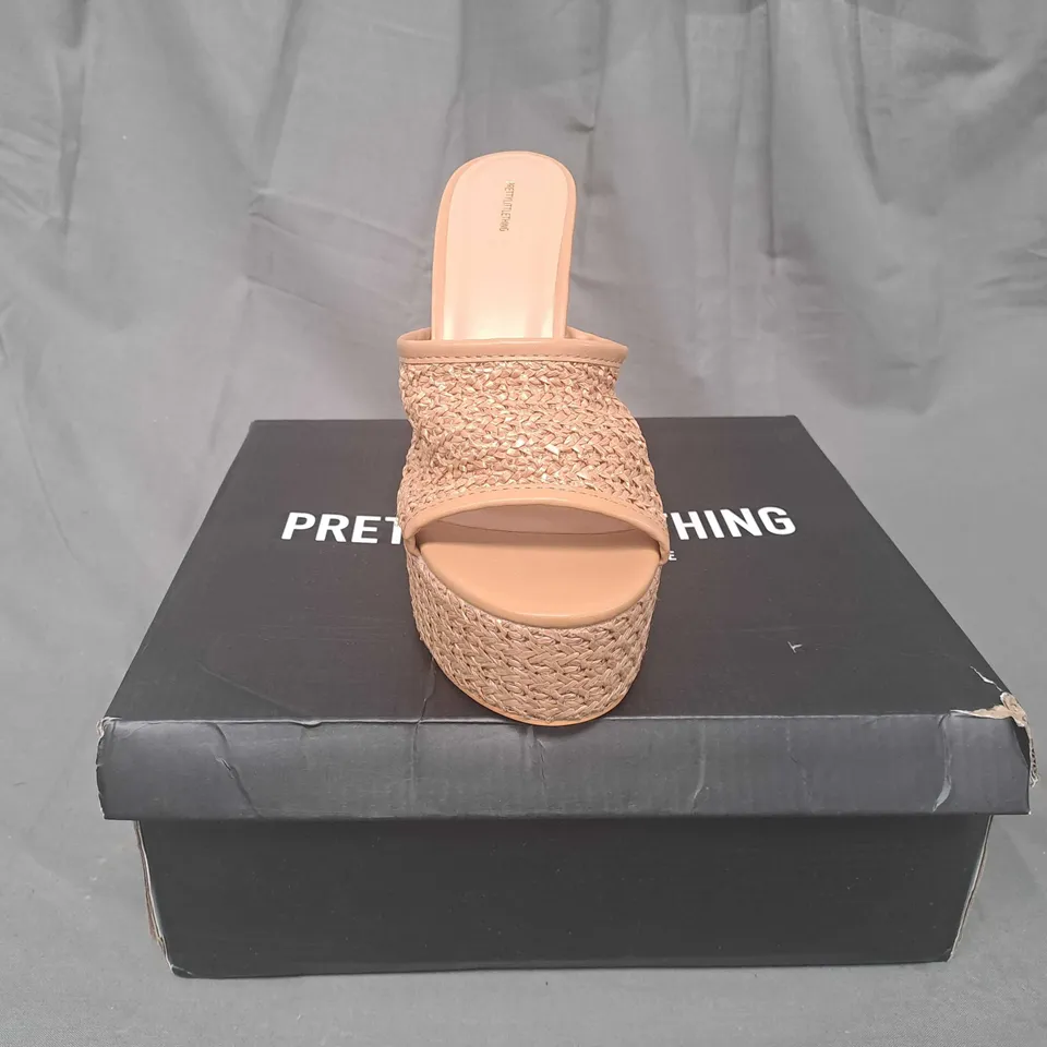 BOXED PAIR OF PRETTY LITTLE THING OPEN TOE PLATFORM HIGH BLOCK HEEL SHOES IN TAN SIZE 6