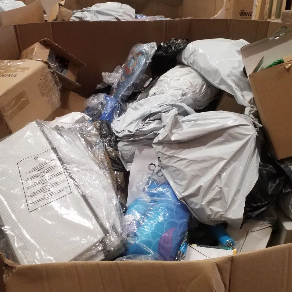 PALLET CONTAINING ASSORTED GARDEN HOSES & INFLATABLES