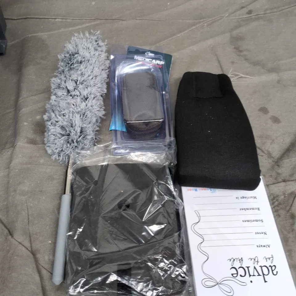 APPROXIMATELY 10 ASSORTED HOUSEHOLD LIQUID PRODUCTS TO INCLUDE - NOTEBOOKS , , ETC 